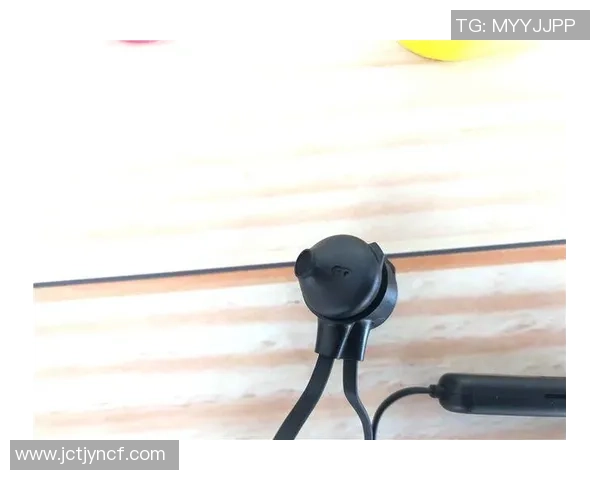 足球耳机的魅力与选择指南助你在球场上畅享激情与音质体验